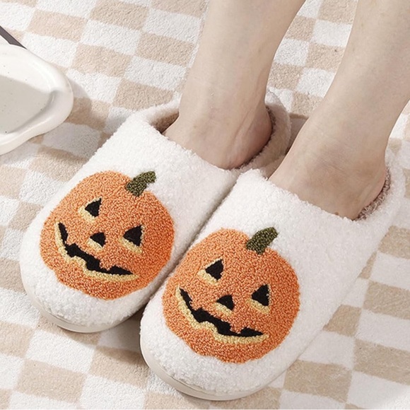 NWT Women’s Warm and Cozy Orange and White Pumpkin Slippers Size 10.5-11 - Picture 6 of 10